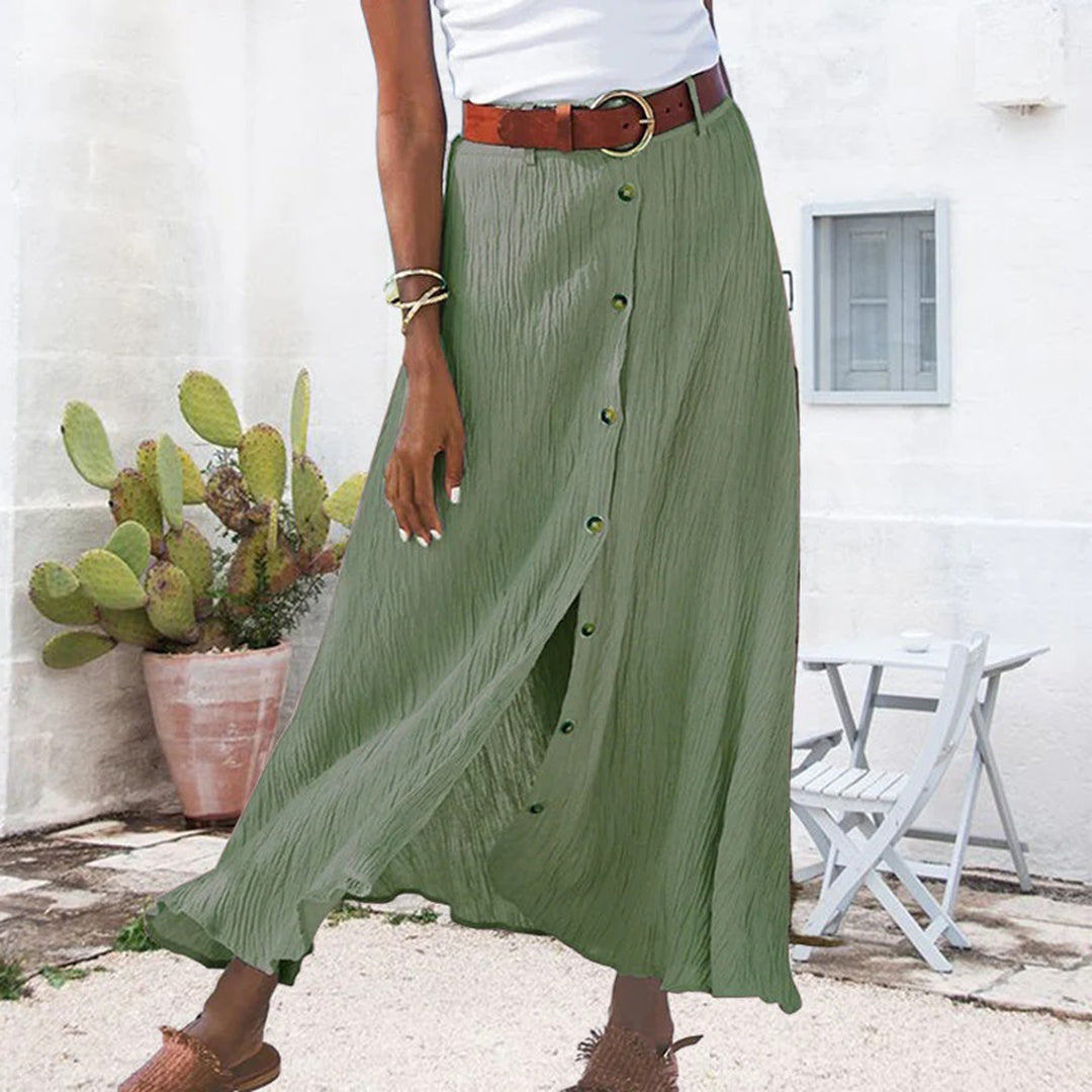 "Zomerse maxi-rok in groen; A-lijn silhouet met knoopdetails, ideale dameskleding voor warme dagen."