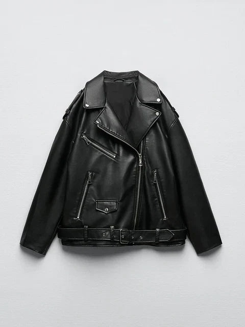 Zwart leren dames bikerjack met losse pasvorm en stijlvolle riem, perfect voor lente en herfstmodetrends.