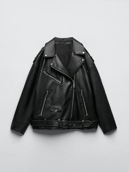 Zwart leren dames bikerjack met losse pasvorm en stijlvolle riem, perfect voor lente en herfstmodetrends.