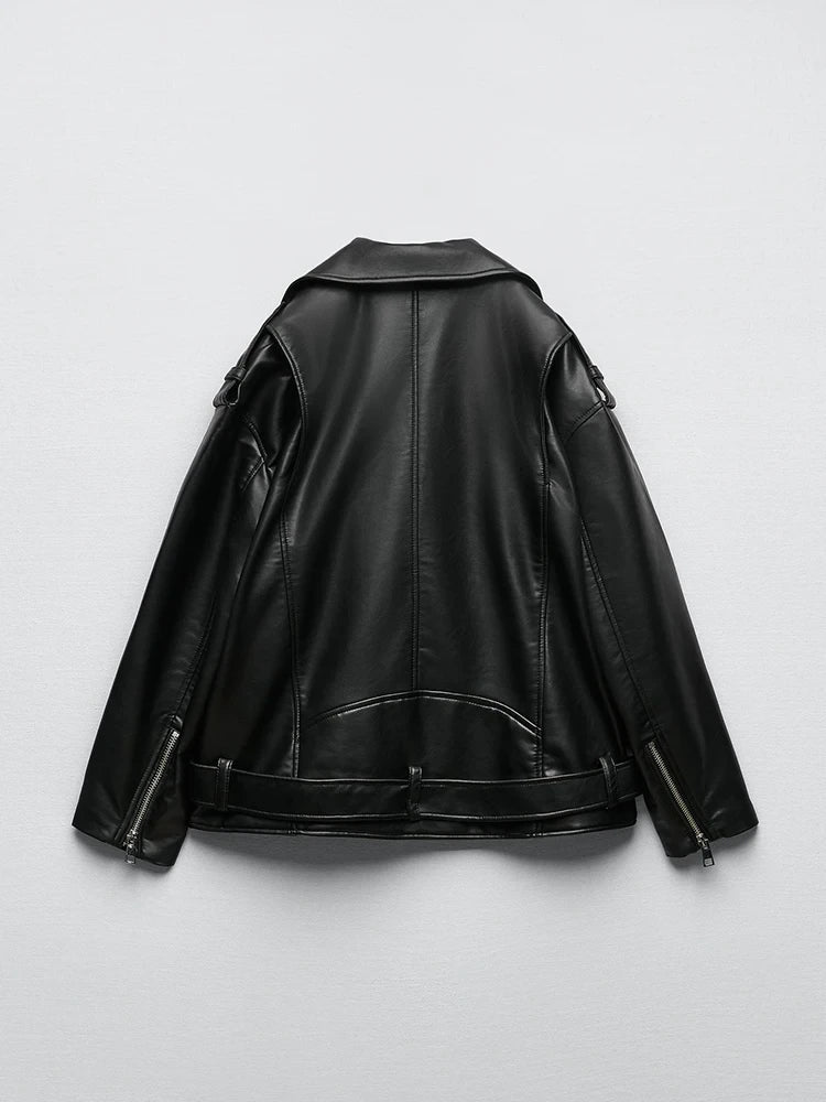 Zwart leren dames bikerjack met losse pasvorm en stijlvolle riem, perfect voor lente en herfstmodetrends.