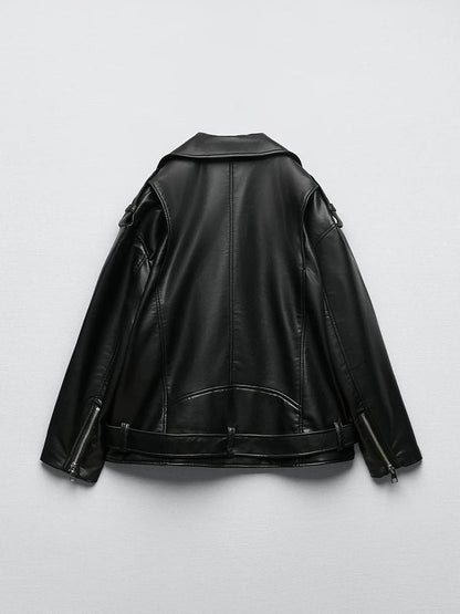 Zwart leren dames bikerjack met losse pasvorm en stijlvolle riem, perfect voor lente en herfstmodetrends.