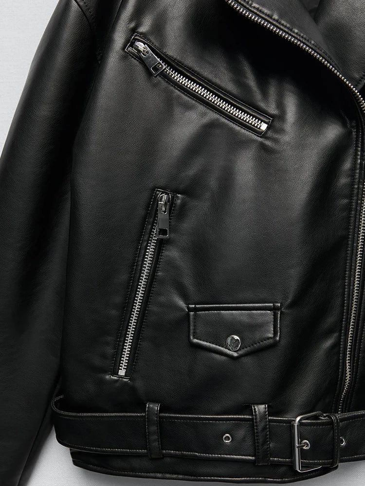 Zwart leren dames bikerjack met losse pasvorm en stijlvolle riem, perfect voor lente en herfstmodetrends.