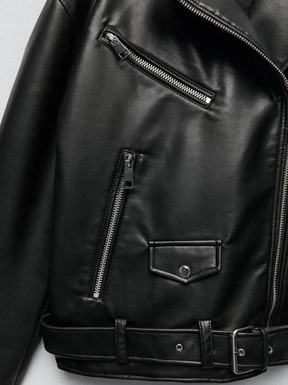 Zwart leren dames bikerjack met losse pasvorm en stijlvolle riem, perfect voor lente en herfstmodetrends.