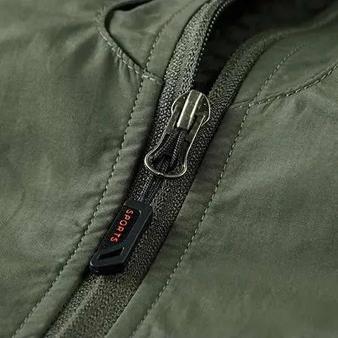 "Zwart multi-pocket herenvest, sneldrogend en functioneel, ideaal voor avonturen, met meerdere zakken voor gemak."