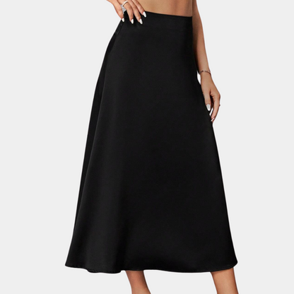 Zwarte elegante zomerrok voor dames met vloeiende lijnen, ideaal voor diverse gelegenheden, benadrukt het vrouwelijke silhoue