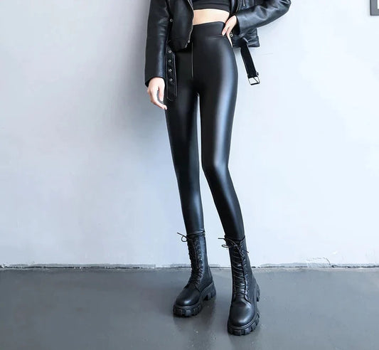 "Zwarte leren thermo legging voor dames met warme fleece voering, strakke pasvorm en elegante uitstraling voor koud weer."