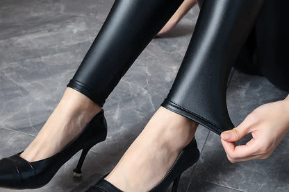 "Zwarte leren thermo legging voor dames met warme fleece voering, strakke pasvorm en elegante uitstraling voor koud weer."