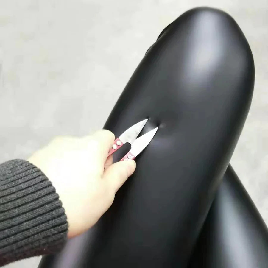 "Zwarte leren thermo legging voor dames met warme fleece voering, strakke pasvorm en elegante uitstraling voor koud weer."