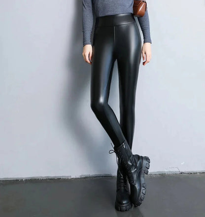 "Zwarte leren thermo legging voor dames met warme fleece voering, strakke pasvorm en elegante uitstraling voor koud weer."