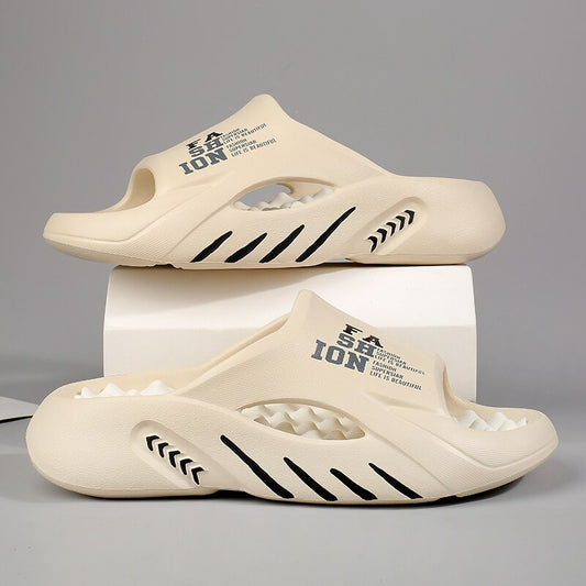 "Zwarte orthopedische badslippers met ergonomisch voetbed en antislip zool voor comfort en stijl."