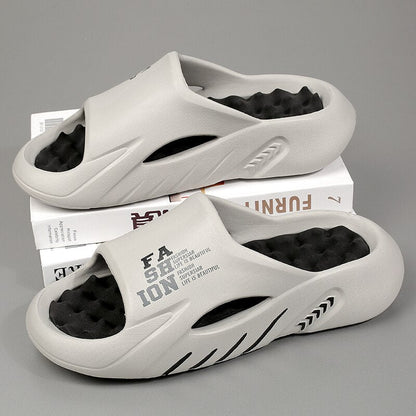 "Zwarte orthopedische badslippers met ergonomisch voetbed en antislip zool voor comfort en stijl."