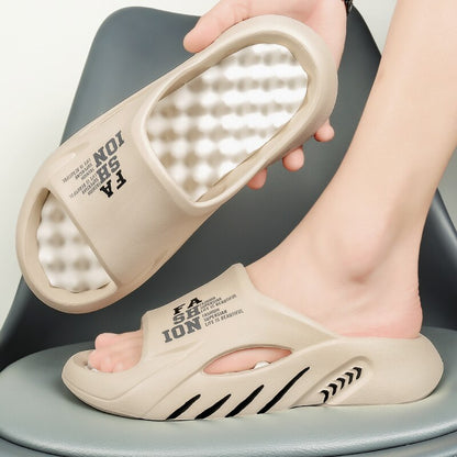 "Zwarte orthopedische badslippers met ergonomisch voetbed en antislip zool voor comfort en stijl."