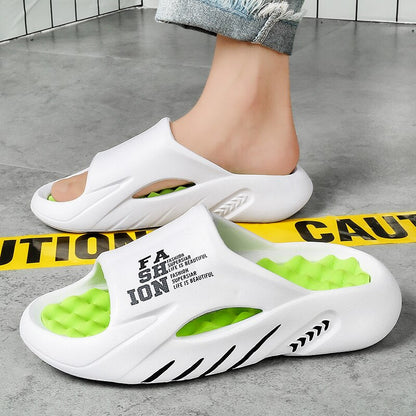 "Zwarte orthopedische badslippers met ergonomisch voetbed en antislip zool voor comfort en stijl."