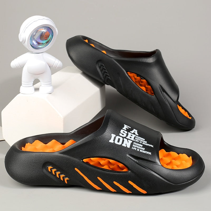 "Zwarte orthopedische badslippers met ergonomisch voetbed en antislip zool voor comfort en stijl."