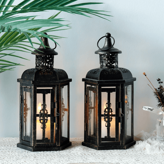 "Zwarte Scandinavische kaarsenhouder van ijzer met subtiele gouden accenten, elegant en tijdloos voor huisdecoratie."