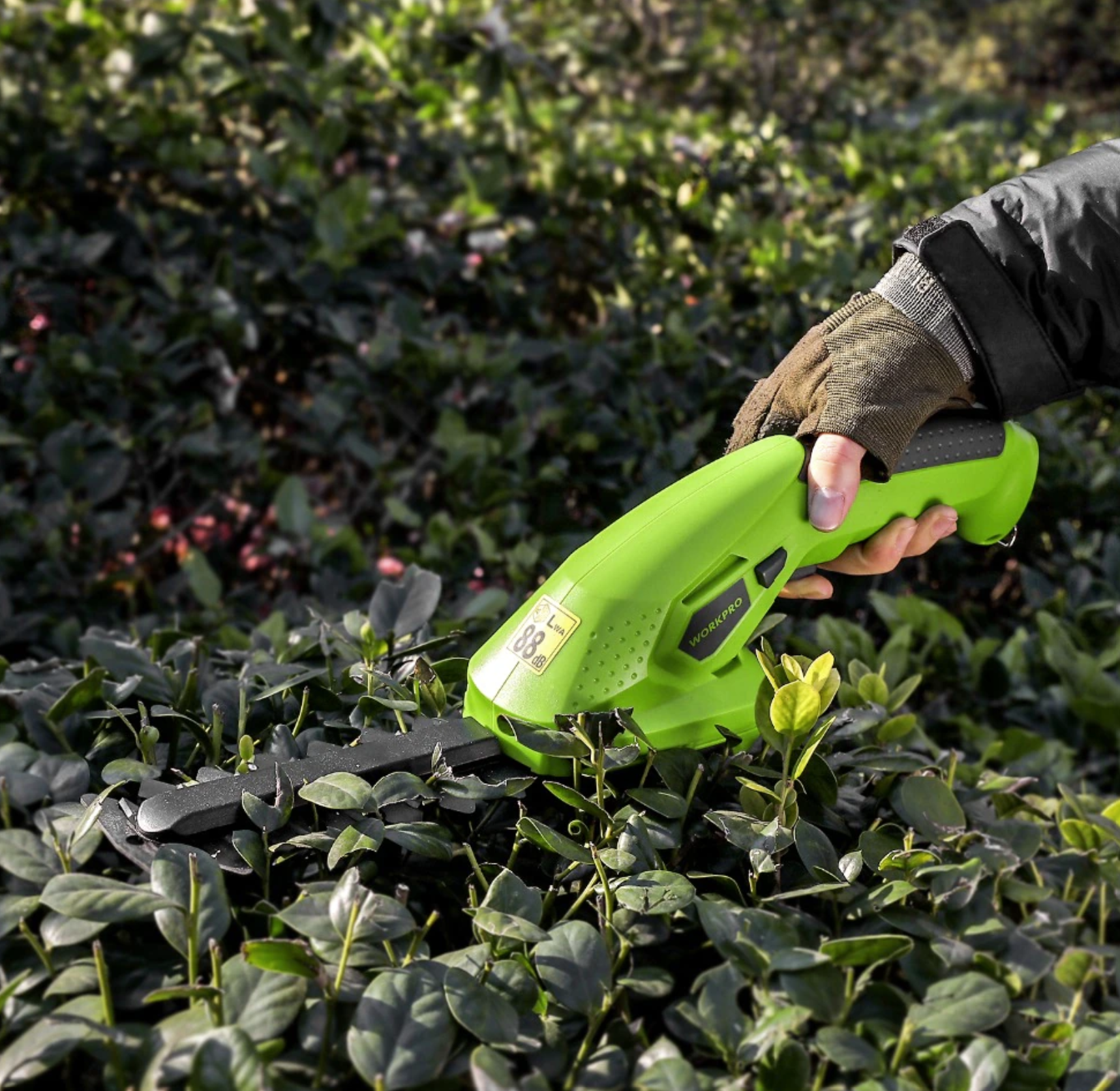 "Zwarte snoerloze elektrische heggenschaar met ergonomisch ontwerp, krachtige motor en vier instelbare standen"