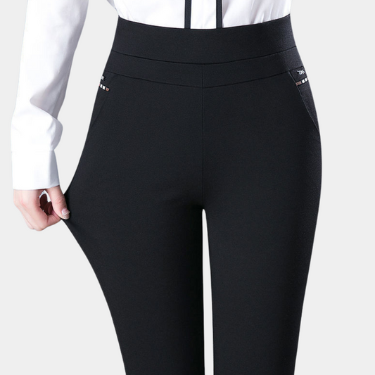 "Zwarte stretchbroek voor dames met hoge taille, flatterend en comfortabel, perfect voor werk en casual looks."