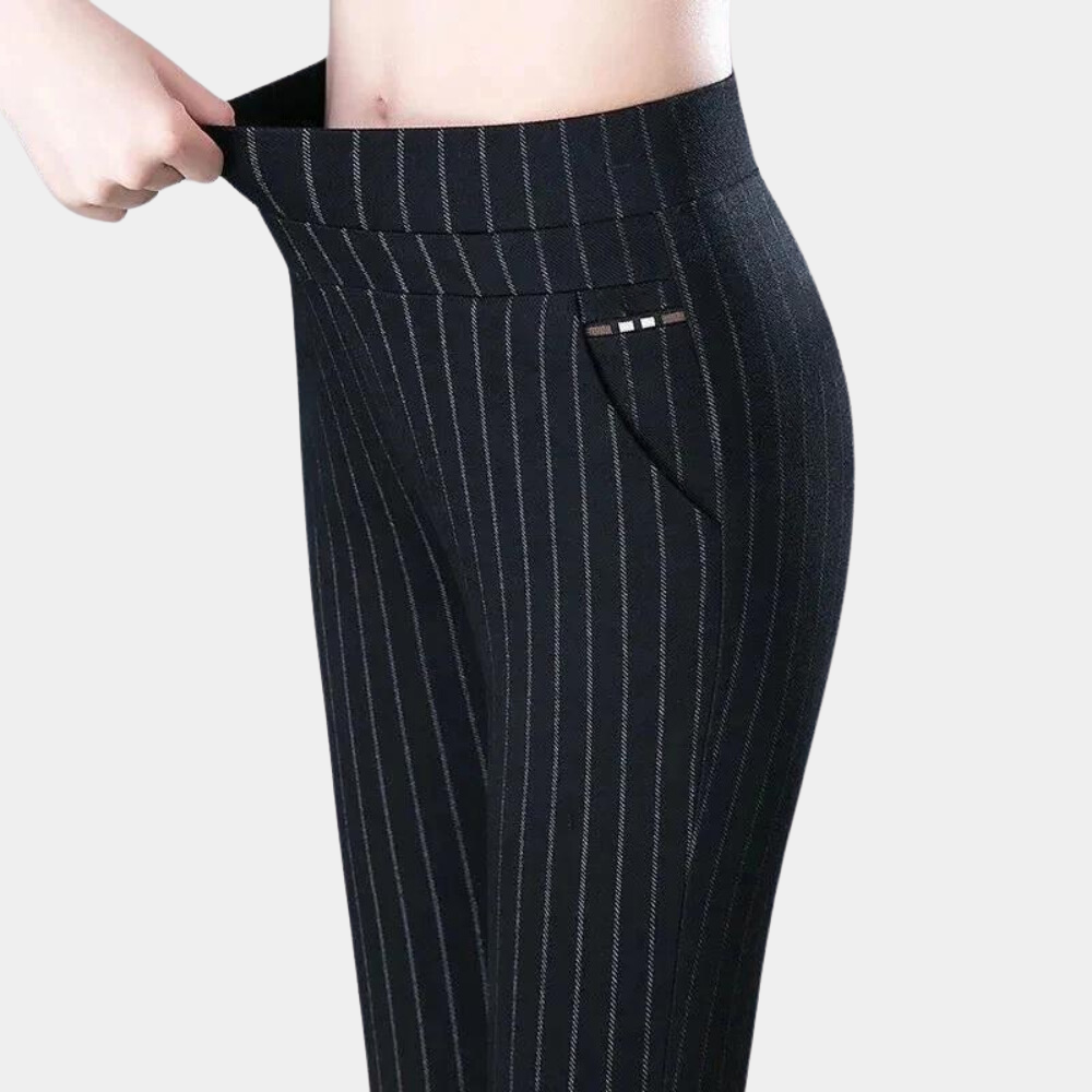"Zwarte stretchbroek voor dames met hoge taille, flatterend en comfortabel, perfect voor werk en casual looks."