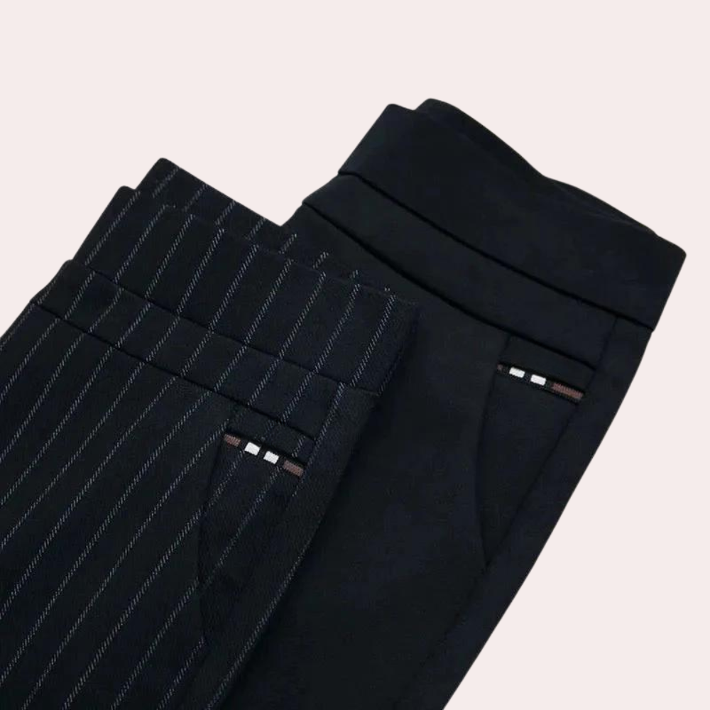 "Zwarte stretchbroek voor dames met hoge taille, flatterend en comfortabel, perfect voor werk en casual looks."