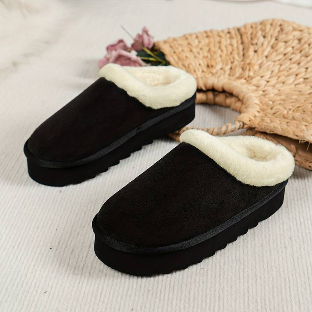 "Zwarte wollen sloffen voor dames, luchtig en stijlvol, ideaal voor lente en zomer, close-up vooraanzicht."